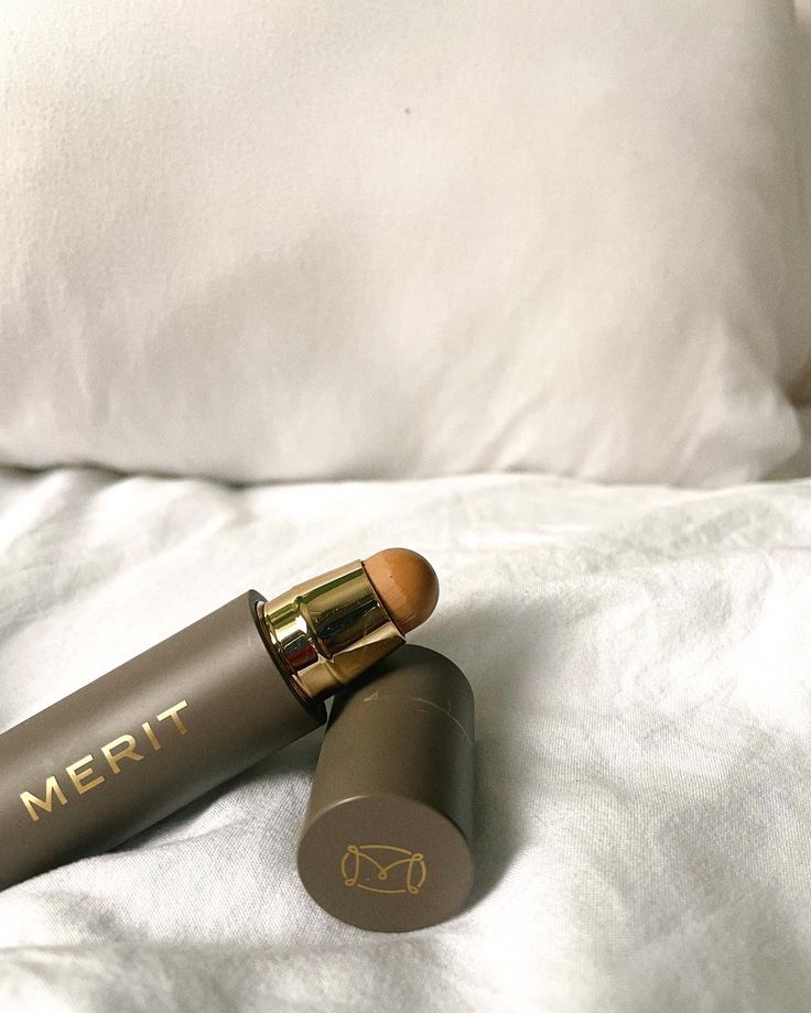 MERIT Base de maquillaje y corrector en barra Minimalist